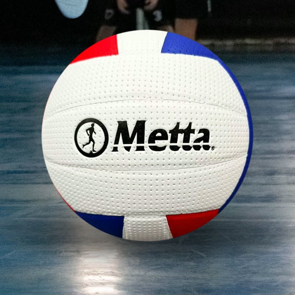 Balón de vóleibol Metta Official en cancha